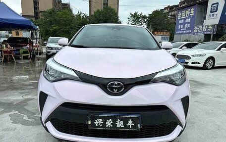 Toyota C-HR I рестайлинг, 2023 год, 2 350 000 рублей, 2 фотография