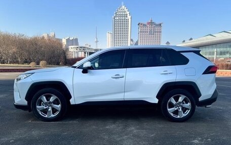 Toyota RAV4, 2021 год, 2 500 000 рублей, 5 фотография