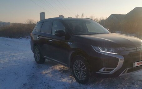 Mitsubishi Outlander III рестайлинг 3, 2020 год, 3 200 000 рублей, 4 фотография