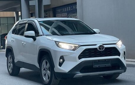 Toyota RAV4, 2020 год, 2 250 000 рублей, 3 фотография