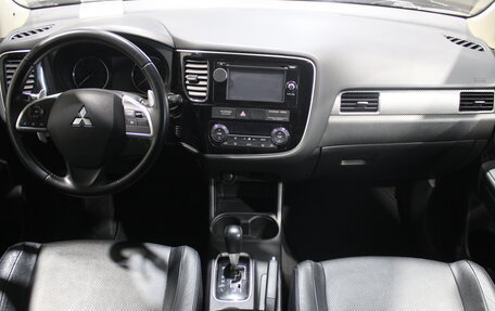 Mitsubishi Outlander III рестайлинг 3, 2013 год, 1 345 000 рублей, 10 фотография