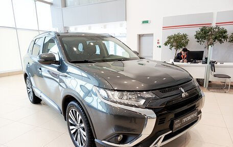 Mitsubishi Outlander III рестайлинг 3, 2021 год, 3 500 000 рублей, 3 фотография