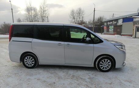 Toyota Noah III, 2016 год, 2 380 000 рублей, 2 фотография