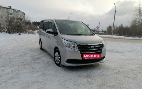 Toyota Noah III, 2016 год, 2 380 000 рублей, 3 фотография