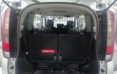 Toyota Noah III, 2016 год, 2 380 000 рублей, 13 фотография