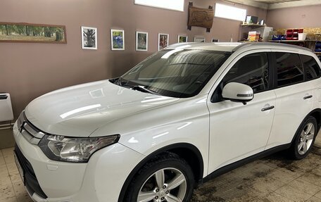 Mitsubishi Outlander III рестайлинг 3, 2014 год, 1 950 000 рублей, 2 фотография