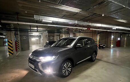 Mitsubishi Outlander III рестайлинг 3, 2020 год, 2 590 000 рублей, 11 фотография