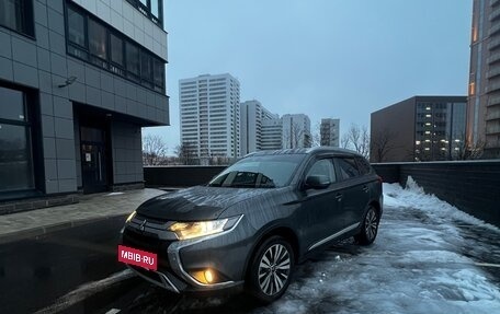 Mitsubishi Outlander III рестайлинг 3, 2020 год, 2 590 000 рублей, 18 фотография