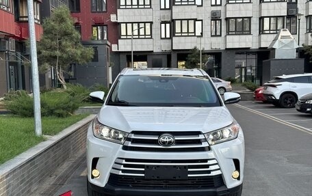 Toyota Highlander III, 2021 год, 5 000 000 рублей, 2 фотография