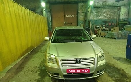 Toyota Avensis III рестайлинг, 2003 год, 650 000 рублей, 1 фотография