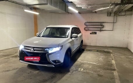 Mitsubishi Outlander III рестайлинг 3, 2017 год, 1 850 000 рублей, 13 фотография