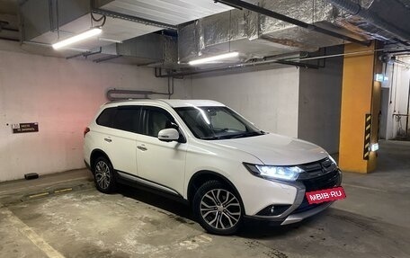 Mitsubishi Outlander III рестайлинг 3, 2017 год, 1 850 000 рублей, 10 фотография