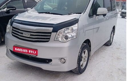 Toyota Noah III, 2013 год, 1 730 000 рублей, 8 фотография