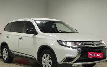 Mitsubishi Outlander III рестайлинг 3, 2018 год, 1 930 000 рублей, 2 фотография