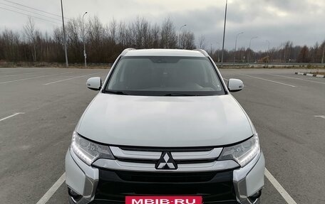 Mitsubishi Outlander III рестайлинг 3, 2015 год, 1 800 000 рублей, 7 фотография