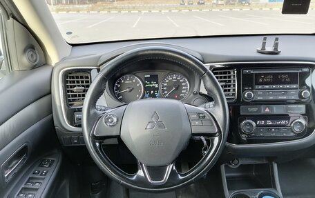 Mitsubishi Outlander III рестайлинг 3, 2015 год, 1 800 000 рублей, 15 фотография