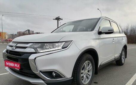 Mitsubishi Outlander III рестайлинг 3, 2015 год, 1 800 000 рублей, 10 фотография