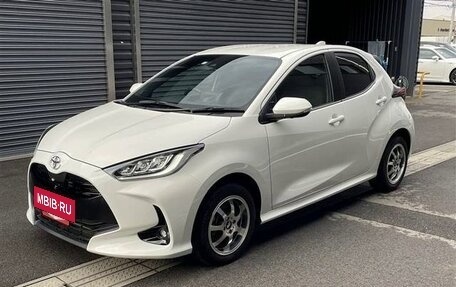 Toyota Yaris, 2021 год, 1 290 000 рублей, 3 фотография