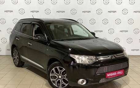 Mitsubishi Outlander III рестайлинг 3, 2013 год, 1 880 000 рублей, 1 фотография