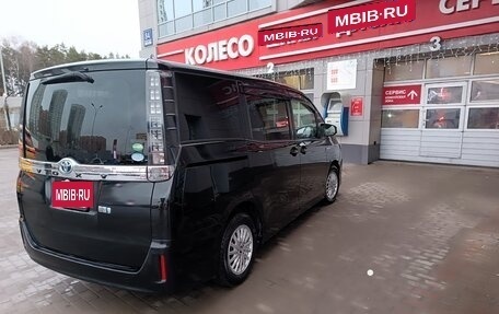 Toyota Voxy III, 2014 год, 1 760 000 рублей, 3 фотография