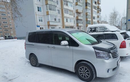 Toyota Noah III, 2012 год, 1 650 000 рублей, 1 фотография