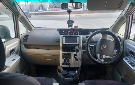 Toyota Noah III, 2012 год, 1 650 000 рублей, 7 фотография