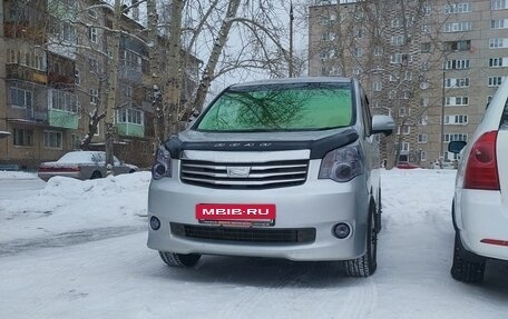 Toyota Noah III, 2012 год, 1 650 000 рублей, 2 фотография