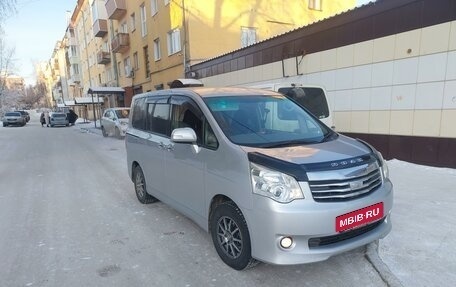 Toyota Noah III, 2012 год, 1 650 000 рублей, 14 фотография