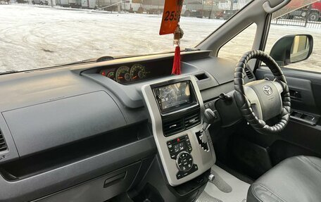 Toyota Voxy II, 2012 год, 1 599 000 рублей, 13 фотография