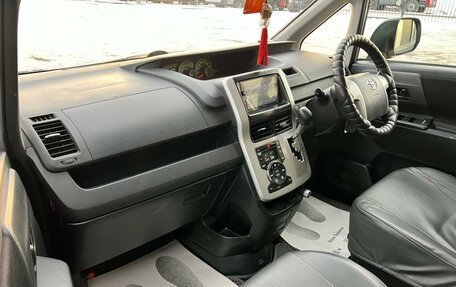 Toyota Voxy II, 2012 год, 1 599 000 рублей, 12 фотография