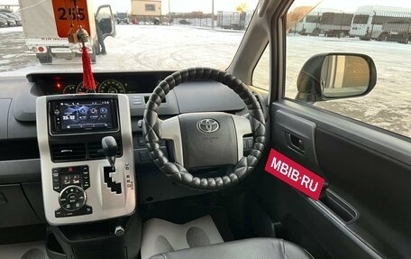 Toyota Voxy II, 2012 год, 1 599 000 рублей, 15 фотография