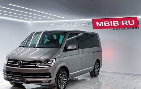 Volkswagen Multivan T6 рестайлинг, 2019 год, 6 000 000 рублей, 2 фотография