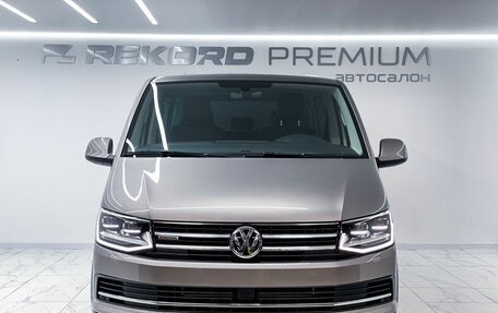 Volkswagen Multivan T6 рестайлинг, 2019 год, 6 000 000 рублей, 4 фотография