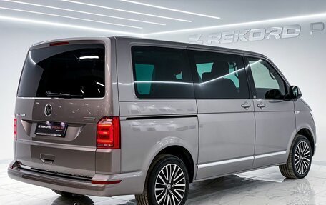 Volkswagen Multivan T6 рестайлинг, 2019 год, 6 000 000 рублей, 8 фотография