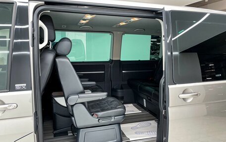 Volkswagen Multivan T6 рестайлинг, 2019 год, 6 000 000 рублей, 30 фотография