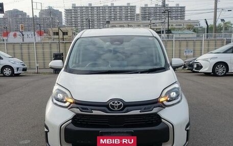 Toyota Sienta, 2022 год, 1 690 000 рублей, 2 фотография