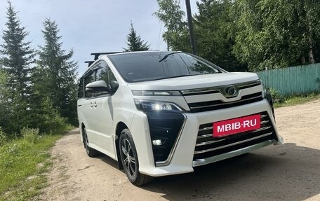 Toyota Voxy III, 2018 год, 2 990 000 рублей, 7 фотография