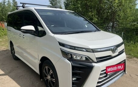 Toyota Voxy III, 2018 год, 2 990 000 рублей, 2 фотография