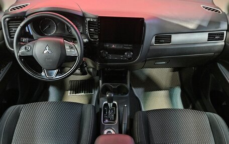 Mitsubishi Outlander III рестайлинг 3, 2016 год, 1 745 000 рублей, 9 фотография