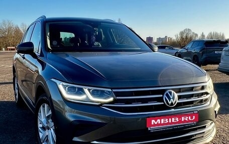 Volkswagen Tiguan II, 2021 год, 2 820 000 рублей, 3 фотография