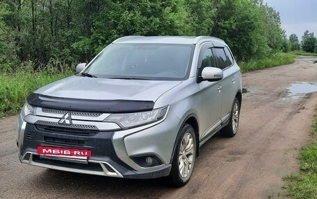 Mitsubishi Outlander III рестайлинг 3, 2020 год, 2 770 000 рублей, 2 фотография