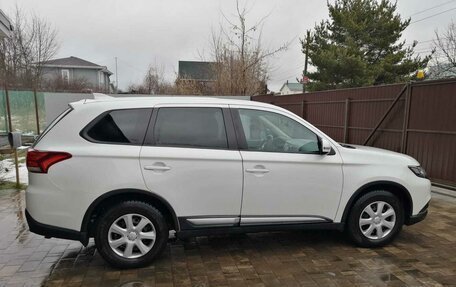 Mitsubishi Outlander III рестайлинг 3, 2018 год, 1 800 000 рублей, 3 фотография