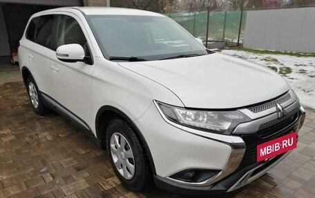 Mitsubishi Outlander III рестайлинг 3, 2018 год, 1 800 000 рублей, 2 фотография