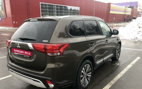 Mitsubishi Outlander III рестайлинг 3, 2020 год, 2 650 000 рублей, 6 фотография