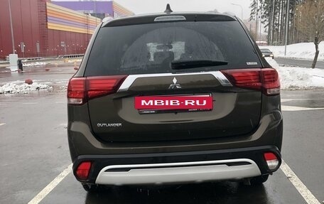 Mitsubishi Outlander III рестайлинг 3, 2020 год, 2 650 000 рублей, 7 фотография