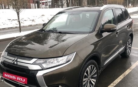 Mitsubishi Outlander III рестайлинг 3, 2020 год, 2 650 000 рублей, 12 фотография