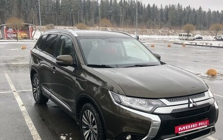 Mitsubishi Outlander III рестайлинг 3, 2020 год, 2 650 000 рублей, 15 фотография