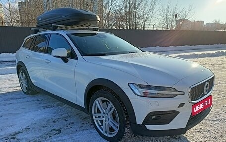 Volvo V60 Cross Country II, 2019 год, 3 490 000 рублей, 2 фотография