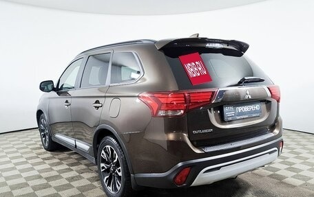 Mitsubishi Outlander III рестайлинг 3, 2021 год, 2 450 000 рублей, 8 фотография