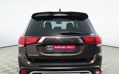 Mitsubishi Outlander III рестайлинг 3, 2021 год, 2 450 000 рублей, 7 фотография